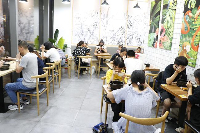 十秒到云南米線(xiàn)加盟門(mén)店圖